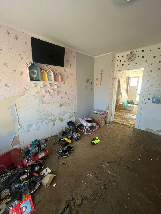 FOTO: Dobrovolníci z Farmaparku u Toma pomáhají na povodněmi zasažené Moravě