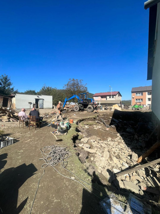 FOTO: Dobrovolníci z Farmaparku u Toma pomáhají na povodněmi zasažené Moravě