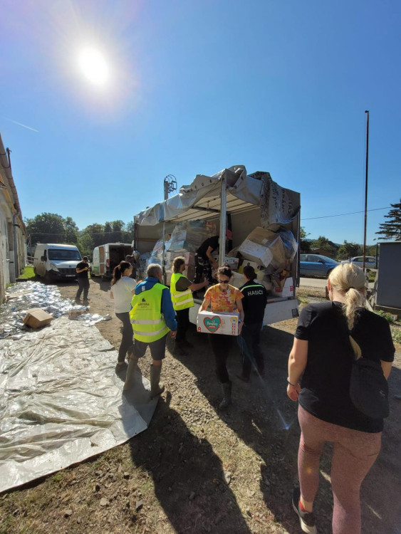 FOTO: Dobrovolníci z Farmaparku u Toma pomáhají na povodněmi zasažené Moravě