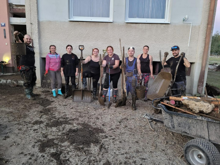 FOTO: Dobrovolníci z Farmaparku u Toma pomáhají na povodněmi zasažené Moravě