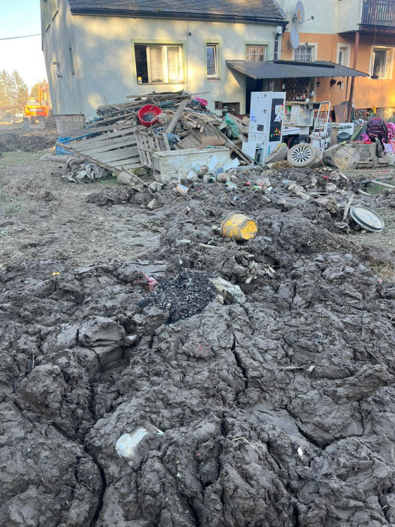 FOTO: Dobrovolníci z Farmaparku u Toma pomáhají na povodněmi zasažené Moravě