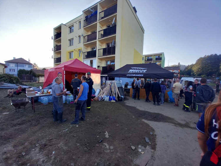 Dobrovolníci z Jihlavska na záplavami postiženém Jesenicku