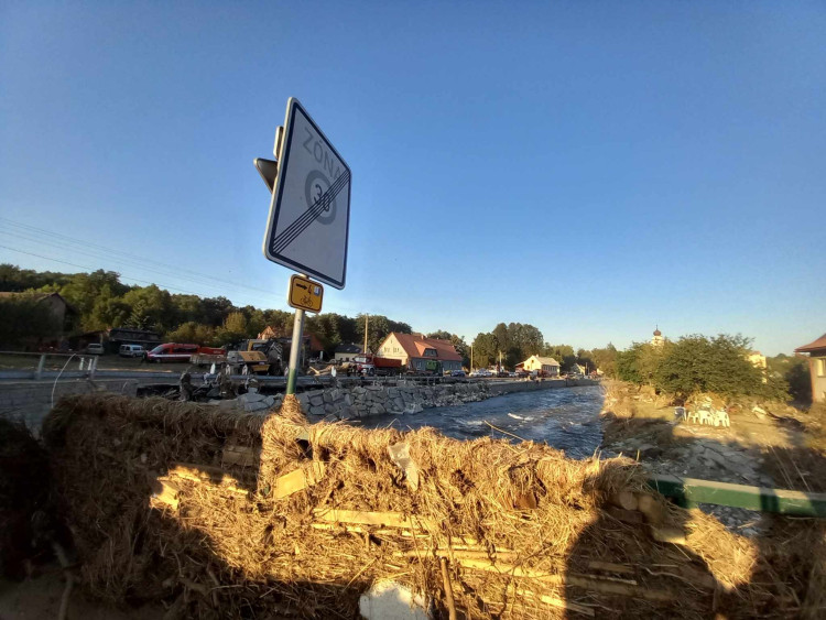 Dobrovolníci z Jihlavska na záplavami postiženém Jesenicku