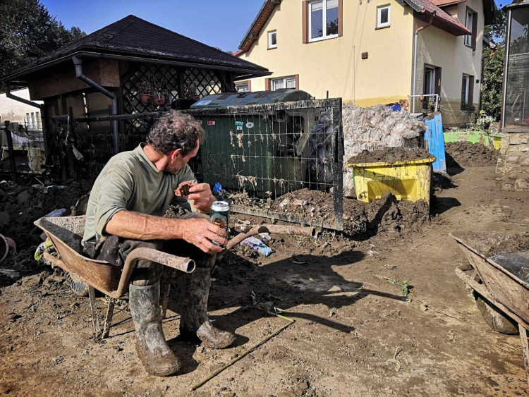 Dobrovolníci z Jihlavska na záplavami postiženém Jesenicku
