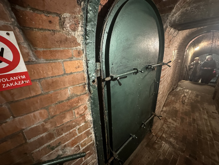 FOTOGALERIE: Pod Staroměstskou radnicí se skrývá vstup do 120 let staré stoky