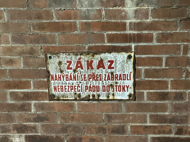 FOTOGALERIE: Pod Staroměstskou radnicí se skrývá vstup do 120 let staré stoky