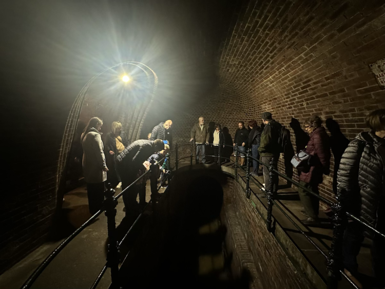 FOTOGALERIE: Pod Staroměstskou radnicí se skrývá vstup do 120 let staré stoky