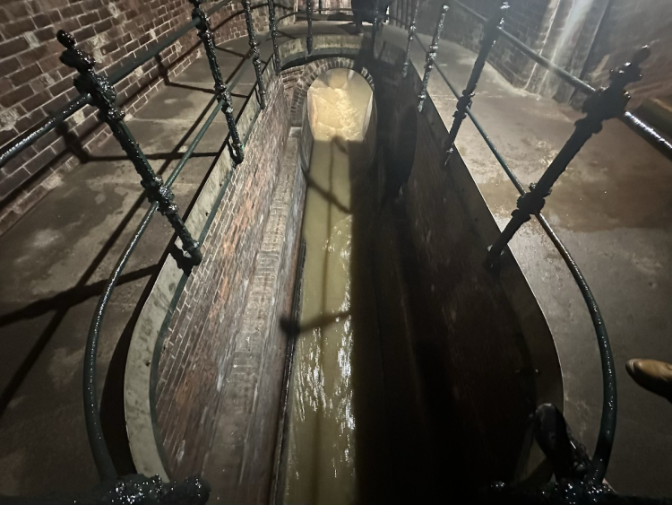 FOTOGALERIE: Pod Staroměstskou radnicí se skrývá vstup do 120 let staré stoky