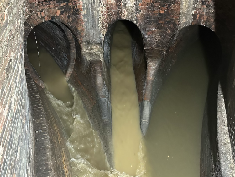 FOTOGALERIE: Pod Staroměstskou radnicí se skrývá vstup do 120 let staré stoky