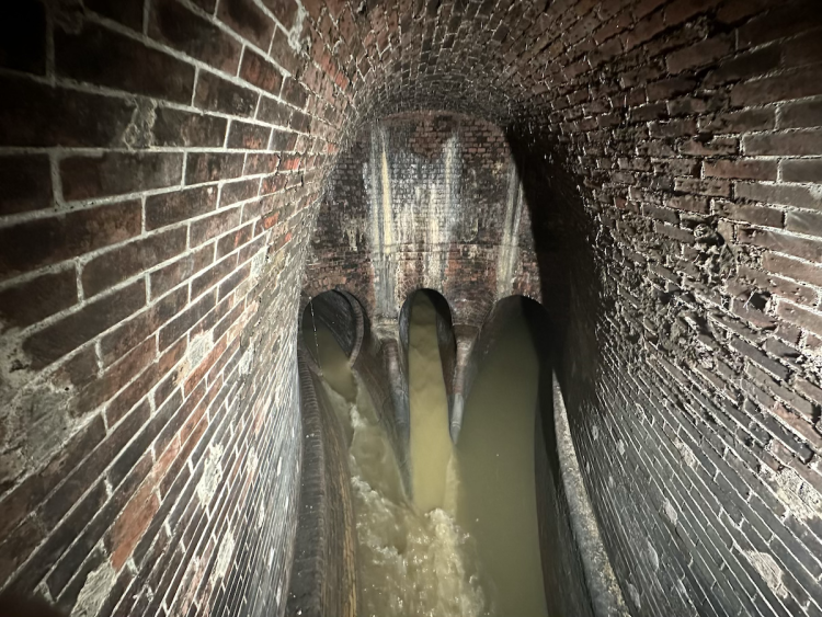 FOTOGALERIE: Pod Staroměstskou radnicí se skrývá vstup do 120 let staré stoky