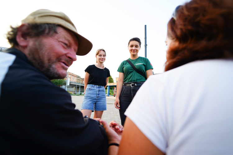 FOTOGALERIE: V klidu a s respektem. Mladí medici v ulicích Prahy ošetřují lidi bez domova