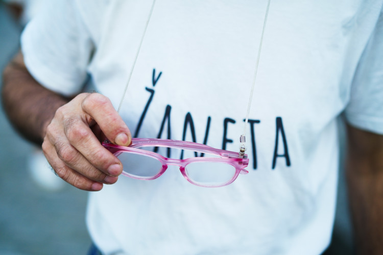 FOTOGALERIE: V klidu a s respektem. Mladí medici v ulicích Prahy ošetřují lidi bez domova