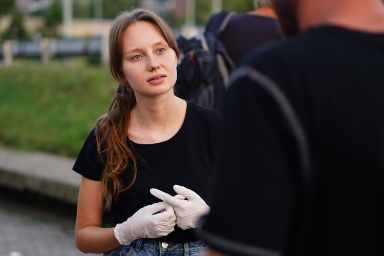 FOTOGALERIE: V klidu a s respektem. Mladí medici v ulicích Prahy ošetřují lidi bez domova
