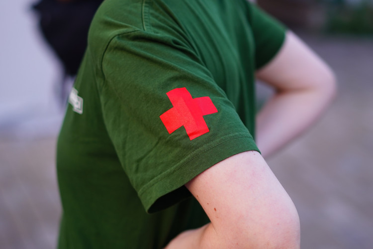 FOTOGALERIE: V klidu a s respektem. Mladí medici v ulicích Prahy ošetřují lidi bez domova