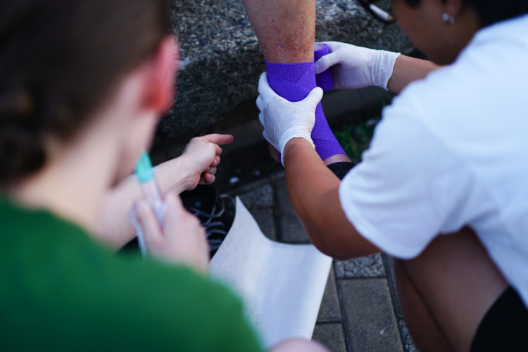 FOTOGALERIE: V klidu a s respektem. Mladí medici v ulicích Prahy ošetřují lidi bez domova