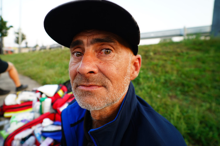 FOTOGALERIE: V klidu a s respektem. Mladí medici v ulicích Prahy ošetřují lidi bez domova