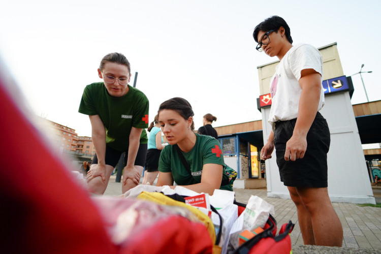 FOTOGALERIE: V klidu a s respektem. Mladí medici v ulicích Prahy ošetřují lidi bez domova