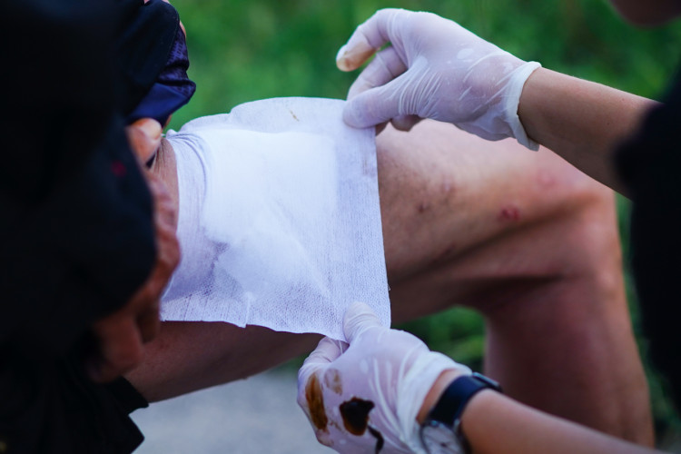 FOTOGALERIE: V klidu a s respektem. Mladí medici v ulicích Prahy ošetřují lidi bez domova