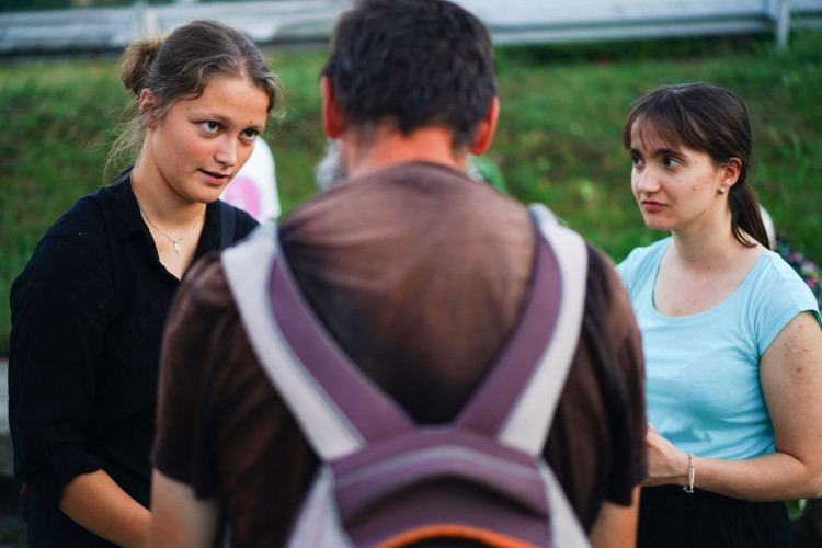 FOTOGALERIE: V klidu a s respektem. Mladí medici v ulicích Prahy ošetřují lidi bez domova