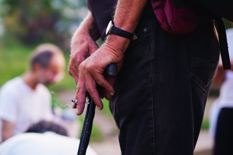 FOTOGALERIE: V klidu a s respektem. Mladí medici v ulicích Prahy ošetřují lidi bez domova