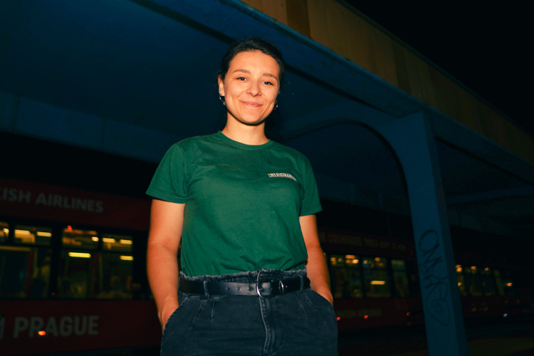 FOTOGALERIE: V klidu a s respektem. Mladí medici v ulicích Prahy ošetřují lidi bez domova