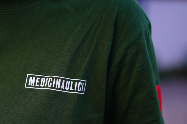 FOTOGALERIE: V klidu a s respektem. Mladí medici v ulicích Prahy ošetřují lidi bez domova