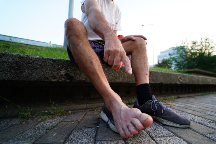 FOTOGALERIE: V klidu a s respektem. Mladí medici v ulicích Prahy ošetřují lidi bez domova