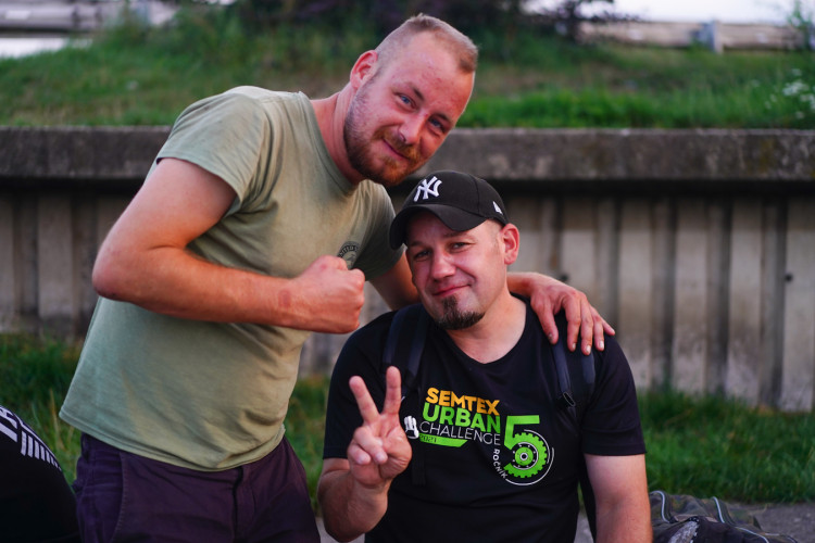 FOTOGALERIE: V klidu a s respektem. Mladí medici v ulicích Prahy ošetřují lidi bez domova