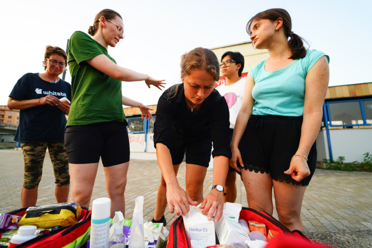 FOTOGALERIE: V klidu a s respektem. Mladí medici v ulicích Prahy ošetřují lidi bez domova