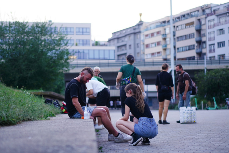 FOTOGALERIE: V klidu a s respektem. Mladí medici v ulicích Prahy ošetřují lidi bez domova