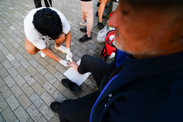FOTOGALERIE: V klidu a s respektem. Mladí medici v ulicích Prahy ošetřují lidi bez domova
