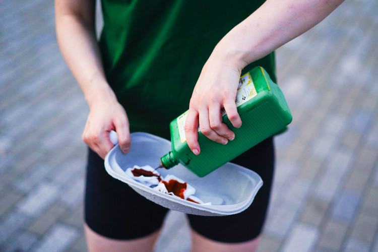 FOTOGALERIE: V klidu a s respektem. Mladí medici v ulicích Prahy ošetřují lidi bez domova