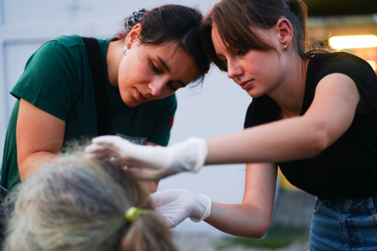FOTOGALERIE: V klidu a s respektem. Mladí medici v ulicích Prahy ošetřují lidi bez domova