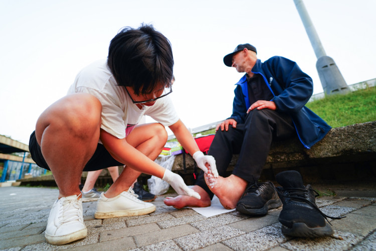 FOTOGALERIE: V klidu a s respektem. Mladí medici v ulicích Prahy ošetřují lidi bez domova