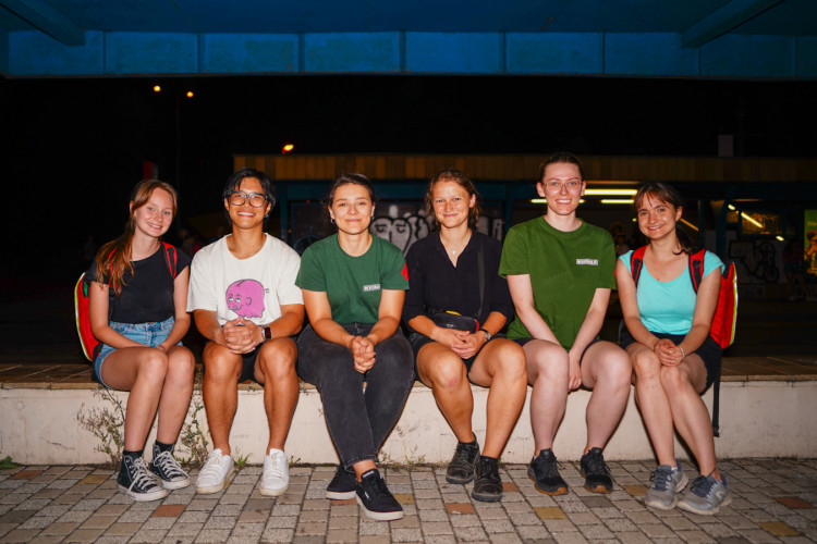 FOTOGALERIE: V klidu a s respektem. Mladí medici v ulicích Prahy ošetřují lidi bez domova