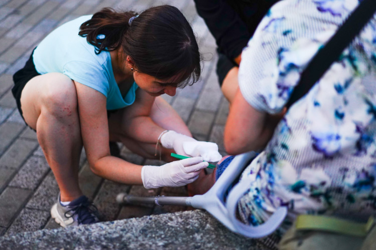 FOTOGALERIE: V klidu a s respektem. Mladí medici v ulicích Prahy ošetřují lidi bez domova