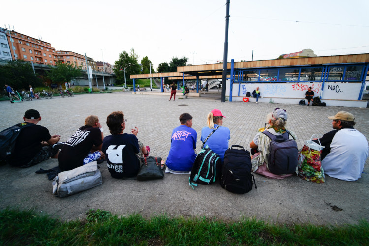 FOTOGALERIE: V klidu a s respektem. Mladí medici v ulicích Prahy ošetřují lidi bez domova