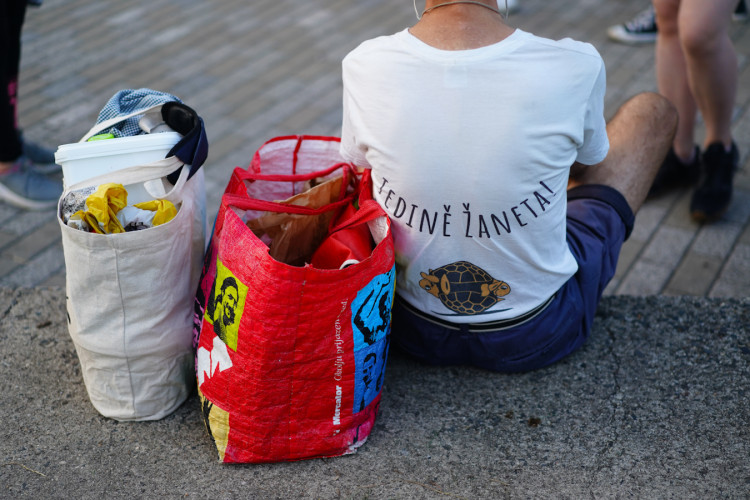 FOTOGALERIE: V klidu a s respektem. Mladí medici v ulicích Prahy ošetřují lidi bez domova