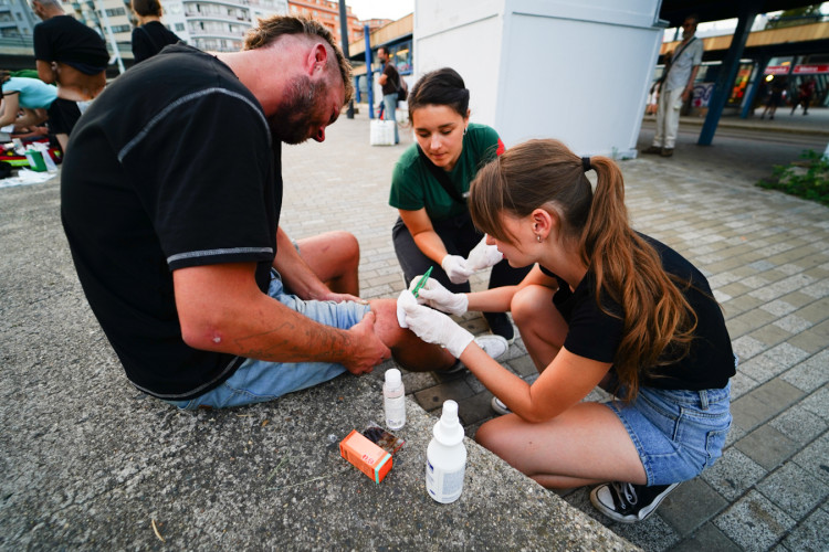 FOTOGALERIE: V klidu a s respektem. Mladí medici v ulicích Prahy ošetřují lidi bez domova