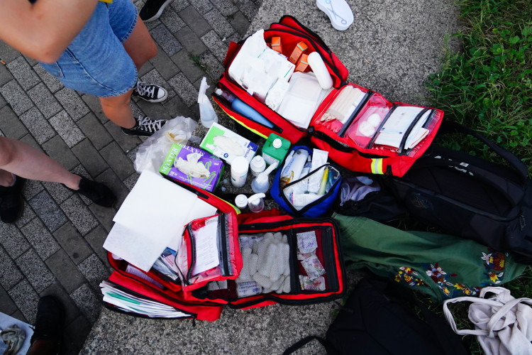 FOTOGALERIE: V klidu a s respektem. Mladí medici v ulicích Prahy ošetřují lidi bez domova