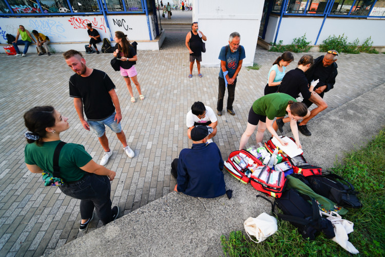 FOTOGALERIE: V klidu a s respektem. Mladí medici v ulicích Prahy ošetřují lidi bez domova