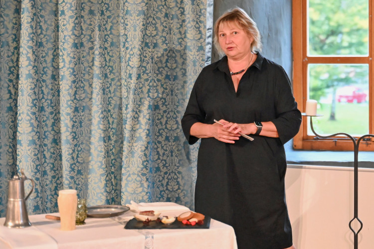 Jícha na bobří ocas a další laskominy. Středověké jídlo na Slezskoostravském hradě