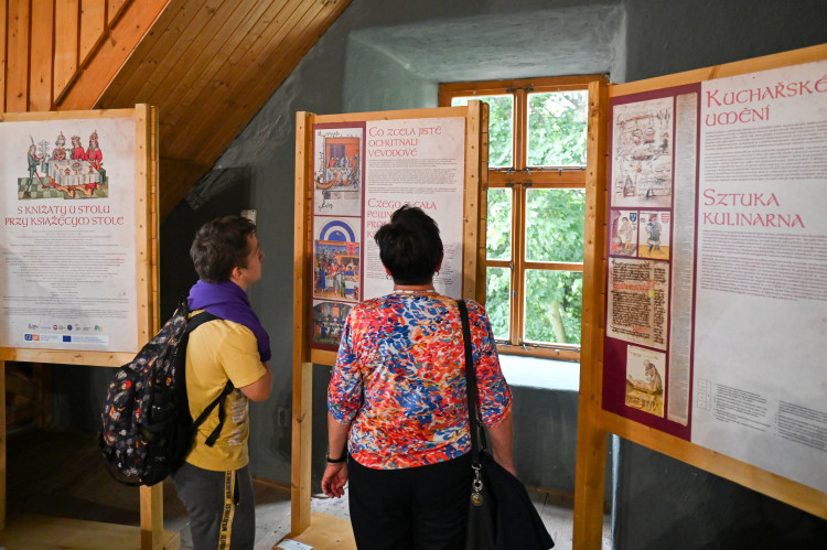 Jícha na bobří ocas a další laskominy. Středověké jídlo na Slezskoostravském hradě