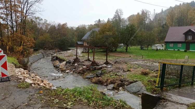 FOTOGALERIE: Na některých místech si mohutný proud našel novou cestu
