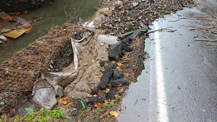 FOTOGALERIE: Na některých místech si mohutný proud našel novou cestu