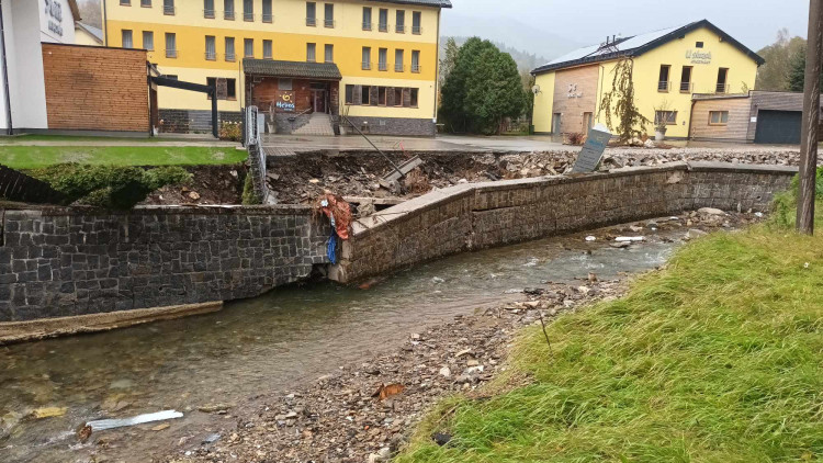 FOTOGALERIE: Na některých místech si mohutný proud našel novou cestu