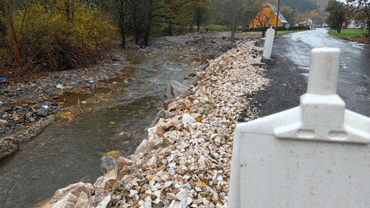 FOTOGALERIE: Na některých místech si mohutný proud našel novou cestu