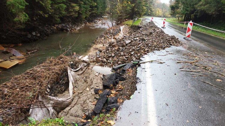 FOTOGALERIE: Na některých místech si mohutný proud našel novou cestu