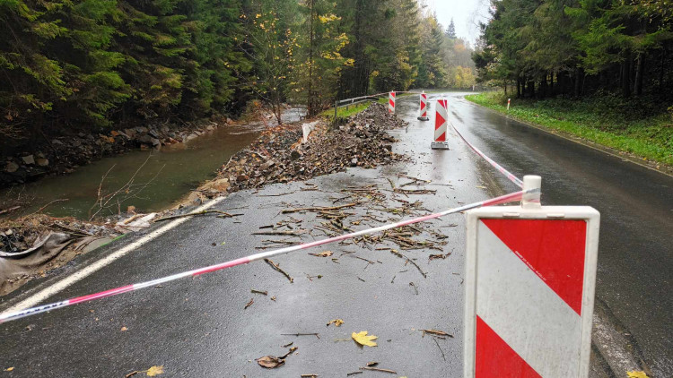 FOTOGALERIE: Na některých místech si mohutný proud našel novou cestu