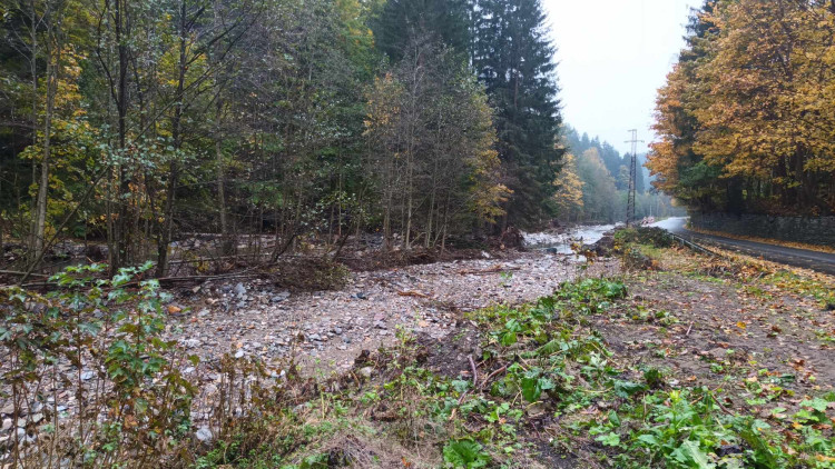 FOTOGALERIE: Na některých místech si mohutný proud našel novou cestu